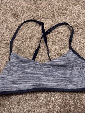 Lululemon Sports Bra Womens 6 Gray Athletic Gym Running Logo